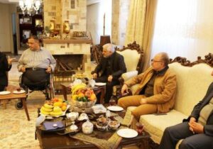 دیدار صمیمانه معاون پارلمانی رئیس جمهور با جانباز ۷۰درصد حاج «علی کشفیا» در تبریز