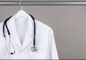 خروج ۳۰۰۰۰ پزشک از چرخه طبابت به دلایل اقتصادی